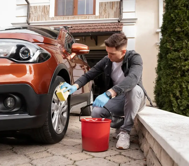 Lavage auto à domicile Moras-en-Valloire : professionnel intervenant sur un véhicule